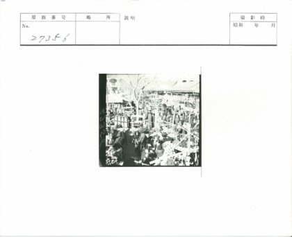 露天市场人群熙攘摊位林立.jpg