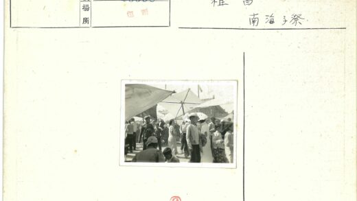 露天市场伞下行人传统建筑旗帜.jpg