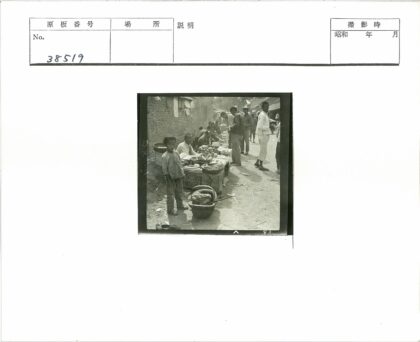 露天市场商贩与行人场景.jpg