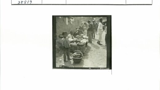 露天市场商贩与行人场景.jpg