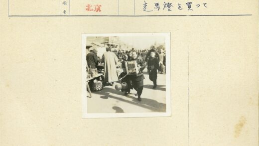 露天市场商贩与购物者场景.jpg