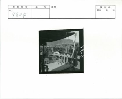 露天市场家具展与丘陵景观.jpg