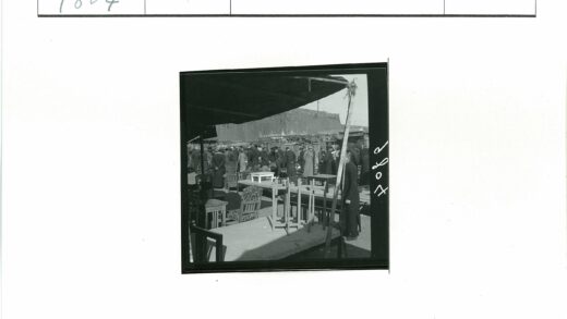 露天市场家具展与丘陵景观.jpg