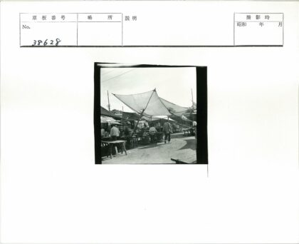 露天市场帐篷摊位聚集场景.jpg