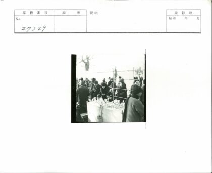 露天市场手工艺品摊位展示.jpg
