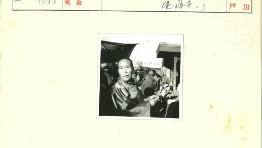 露天市场手捧鲜花的人.jpg