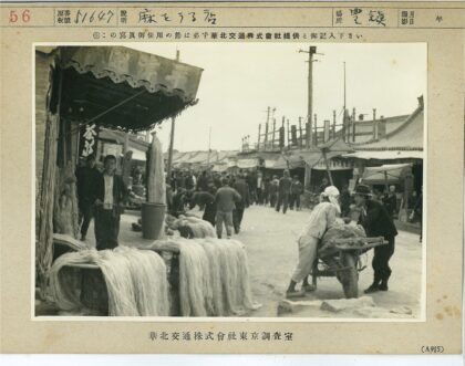露天市场摊位与人群街景.jpg