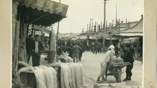 露天市场摊位与人群街景.jpg