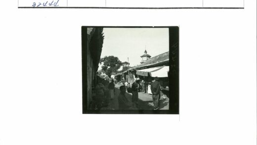 露天市场摊位与圆顶建筑街景.jpg