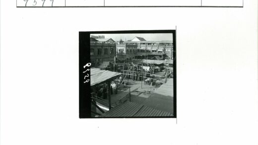 露天市场摊位与多层建筑街景.jpg