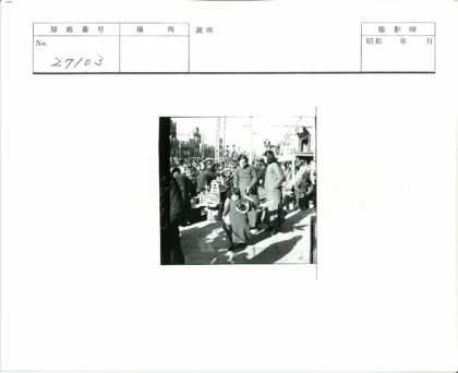 露天市场摊位商品丰富.jpg