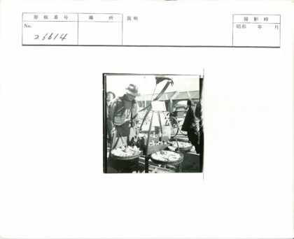 露天市场摊贩展示商品.jpg