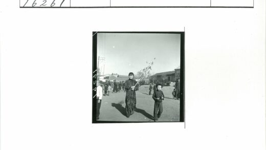 露天市场母子行走.jpg