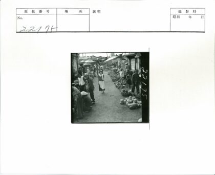 露天市场瓜摊拥挤街景.jpg