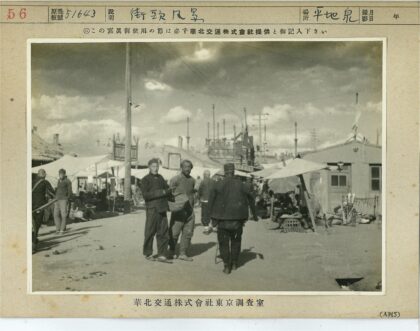 露天市场繁忙人潮与商品.jpg