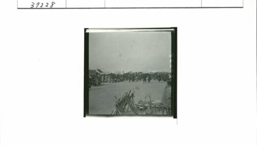 露天市场繁忙摊位与人流.jpg