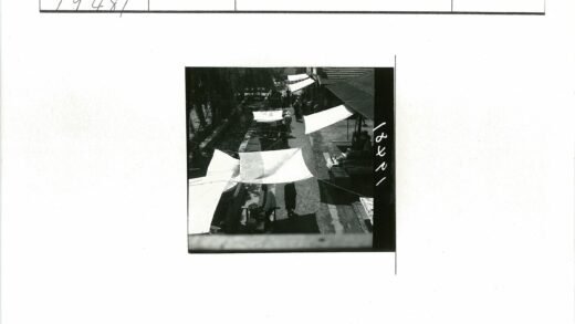 露天市场织物天篷下商贩与顾客.jpg