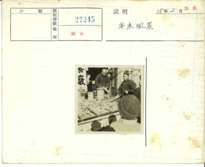 露天市场美食摊位人群.jpg