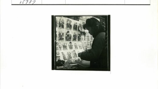露天市场艺术品与花卉摊位.jpg