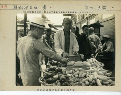 露天市场蔬菜摊与顾客.jpg