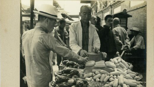 露天市场蔬菜摊与顾客.jpg