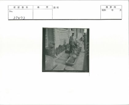 露天市场货摊男子摆货.jpg