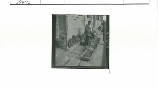 露天市场货摊男子摆货.jpg