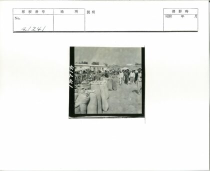 露天市场麻袋摊位人群木建筑.jpg