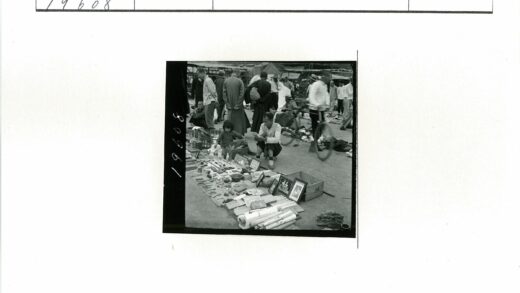 露天市集物品陈列与行人浏览.jpg