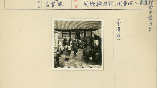 露天庭院忙碌场景瓦屋背景.jpg