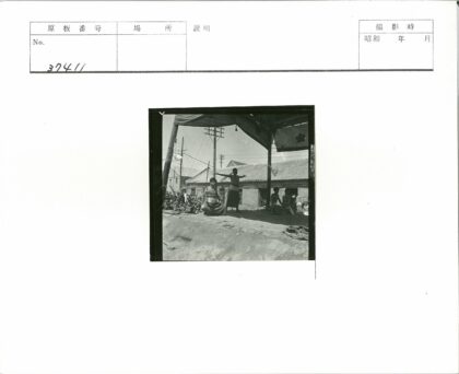 露天舞台传统建筑表演.jpg