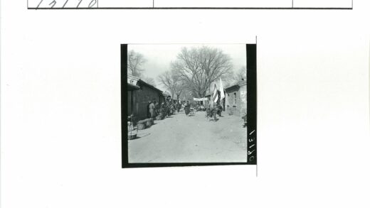 露天集市街景与行人.jpg