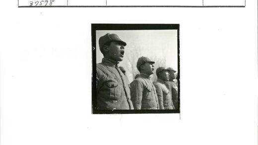 青年制服团队户外合影.jpg