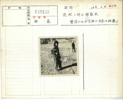 青年持物田间劳作背影.jpg