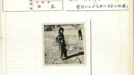 青年持物田间劳作背影.jpg