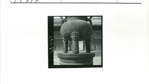 青铜三足雕刻容器特写.jpg