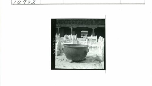 青铜器皿与雕刻石栏传统建筑庭院.jpg