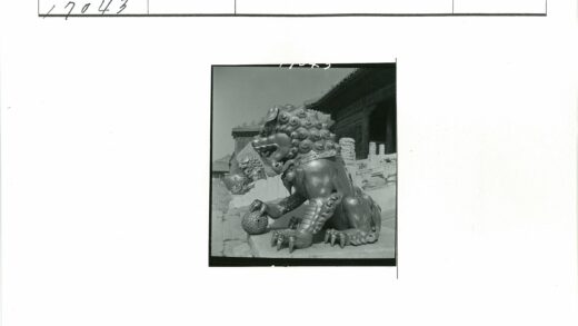 青铜狮子雕像庭院景观.jpg