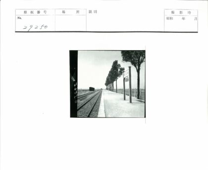 静谧铁路站台与远方车厢.jpg