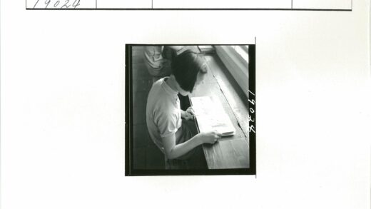 靠窗阅读的宁静时光.jpg