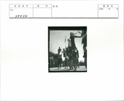 面具男子户外平衡表演.jpg