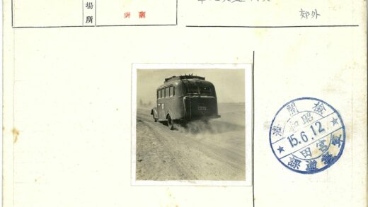 面包车行驶在尘土道路.jpg