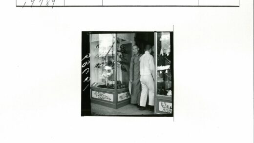 鞋店橱窗前顾客驻足.jpg