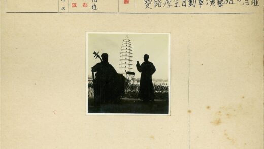 音乐家宝塔前演奏.jpg