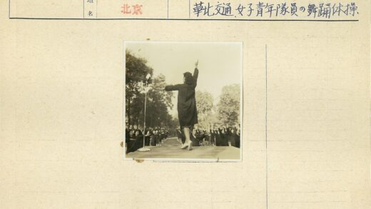 领袖指挥群众操练场景.jpg