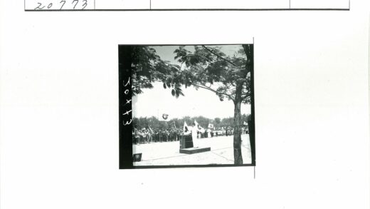 领袖演讲群众举旗户外集会.jpg