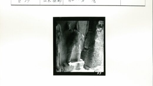 风化侵蚀的古代人物石雕.jpg