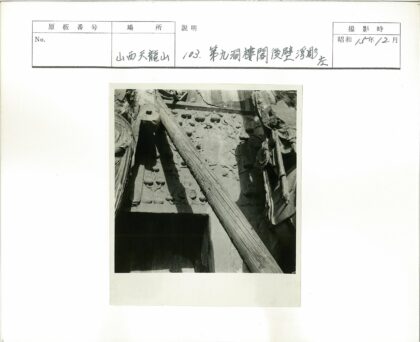风化古墙雕刻与木梁特写.jpg