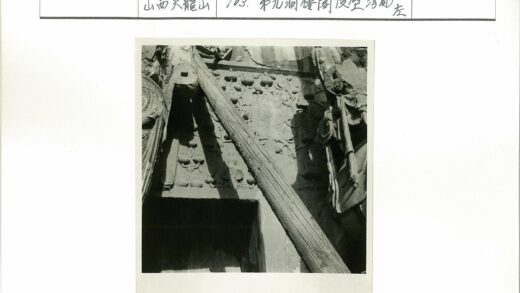 风化古墙雕刻与木梁特写.jpg