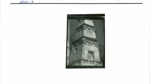 风化古石塔与山丘远景.jpg